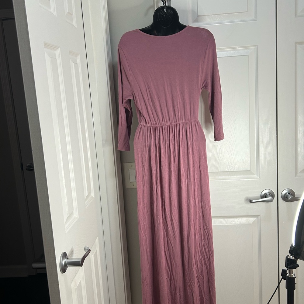 MOTHER BEE MATERNITY
Dress with Ruched Waist, 3/4 Sleeves, and V-Neck
Size:M - Picture 3 of 13